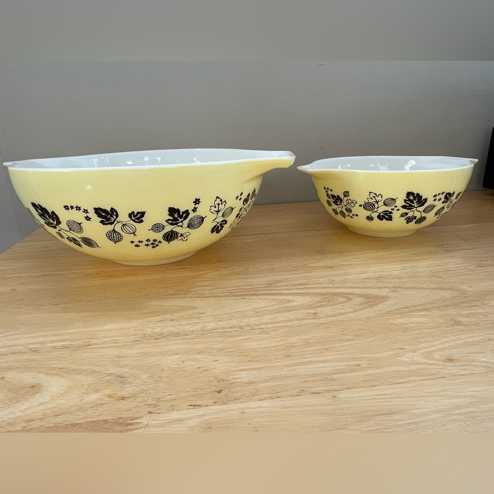 Pyrex Black Gooseberry Cinderella bowls. 4 quart, and 1 & 1/2 quart.